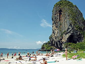 Tourists found dead in Thailan...